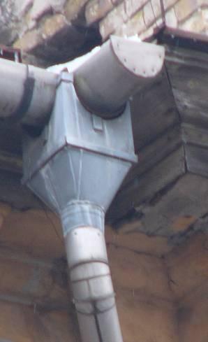 -37- rizalitok: A szélső rizalitokat attika fal koronázta, rajta díszítő elemekkel. A belső rizalitok díszítő úrnák még jelenleg is megvannak.